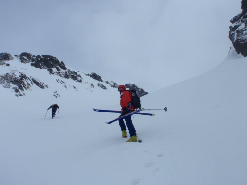 dernier ressaut : Un petit passage ou nous avons prefere enlever les skis plutot que de mettre les couteaux , Michel va rechausser dans 20 m