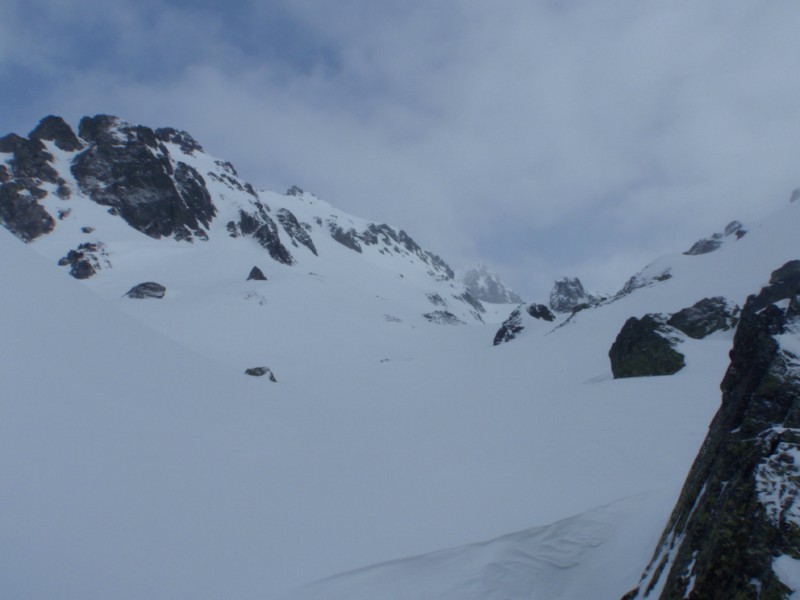 le col de l'Aigleton en vue : plus on monte , plus cela s'eclaircit