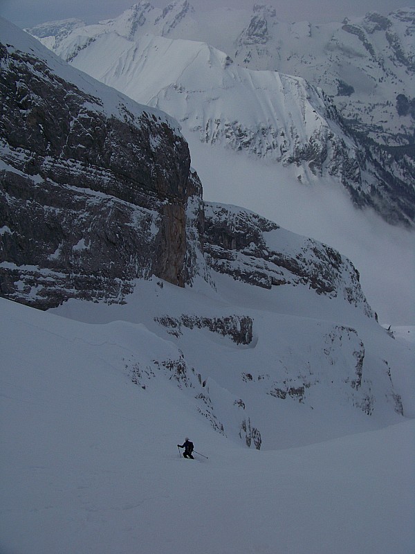 trou de la Pierre du Mt Blanc : Bonne neige en haut, on profite du semblant d'éclaircie.