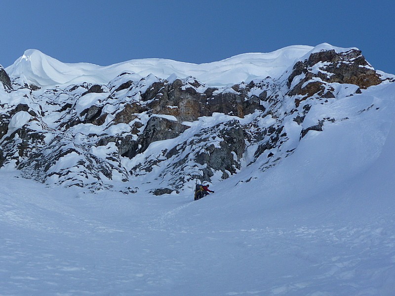 Mont Oreb face Nord : la suite de la voie normale peu avant la fin... et sous les imposantes corniches !