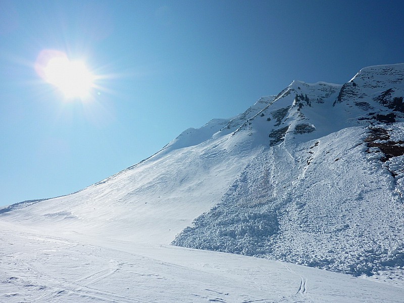 couloir E de Sullens : Le bas du couloir au N du sommet bien ravagé par les avalanches