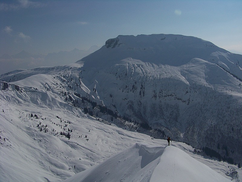 couloir du chien : Vue sur la face W du Croise Baulet. Le Mt Blanc est dans la brume.