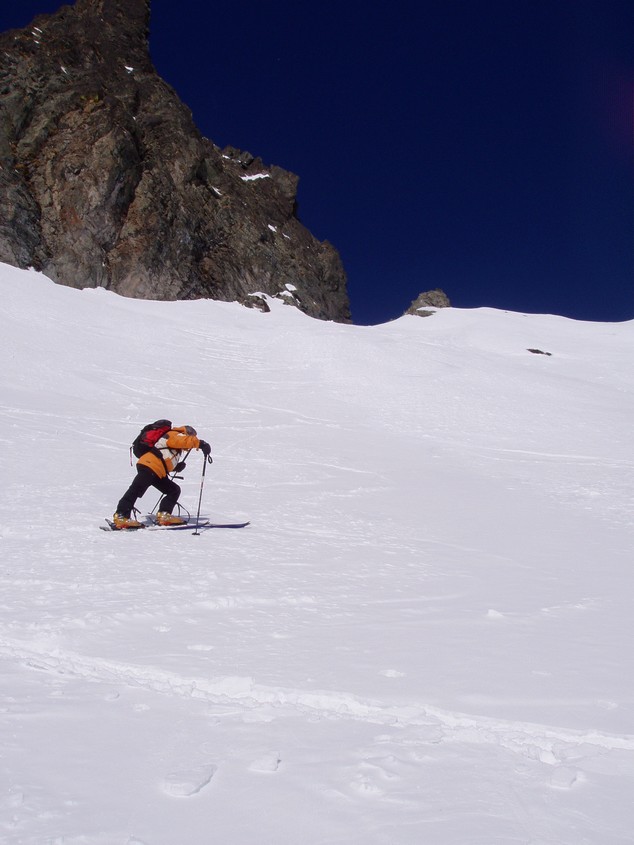montée à la brèche : Christian trace d'un pas décidé....