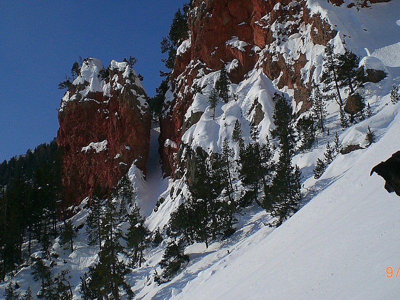petite Peyrolle : Le passage inévitable à la base du rocher rouge.