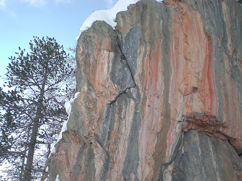 petite Peyrolle : rochers rouges ou parfois bariolés.