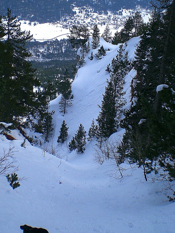 petite Peyrolle : ce petit couloir Est sous le point  1983m est praticable cette année (c'est rare). Au fond on distingue Les Alberts.