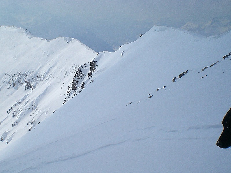 petite Peyrolle : Du sommet, vue sur la crête de Serre des Aigles. Le Briançonnais est sous la brume.