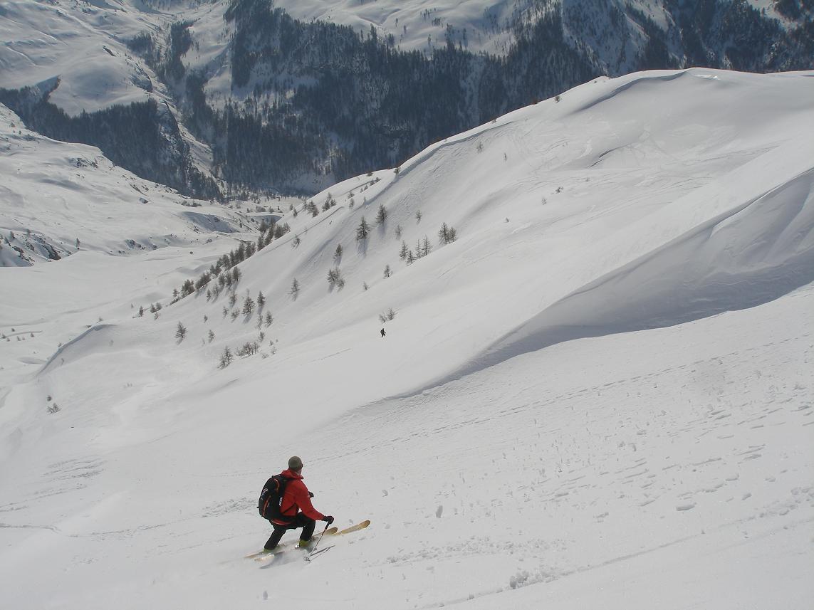 bonne pente : avec un peu de neige ramenée par le vent