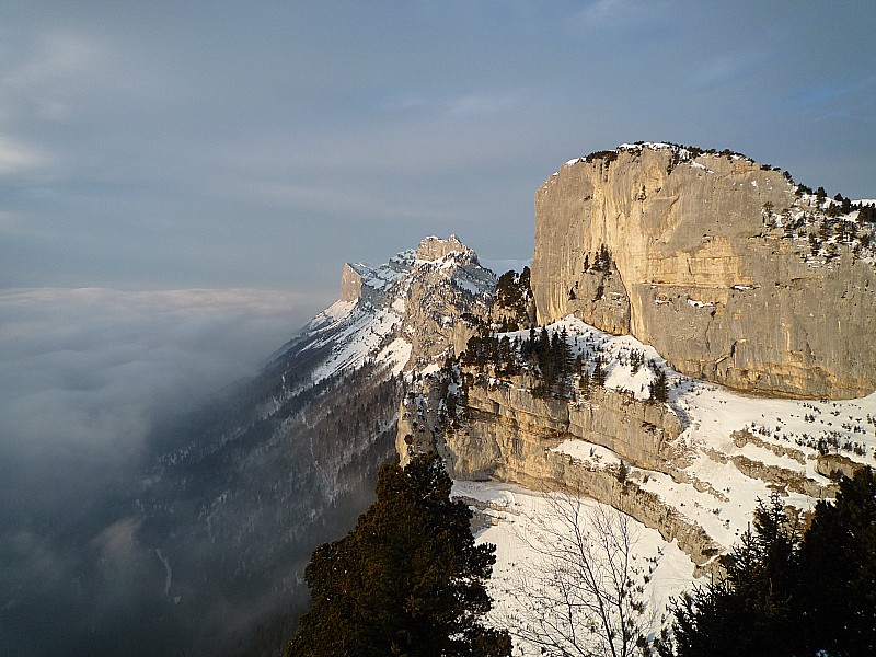 Nuageux : La brume donnait quelques beaux reflets changeants à la muraille