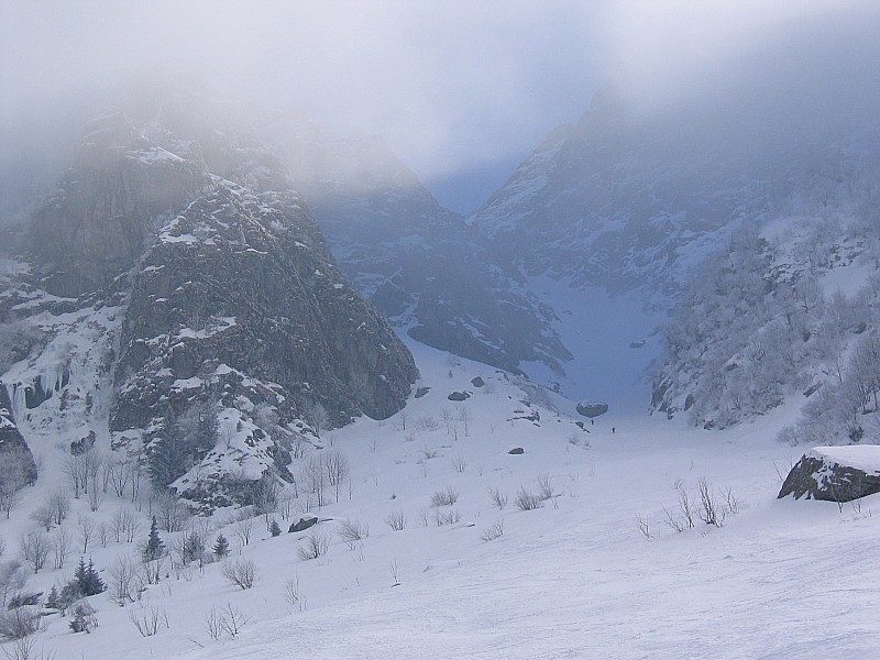 couloir du Pertuis : Mes deux prédécesseurs ont déjà quitté les skis