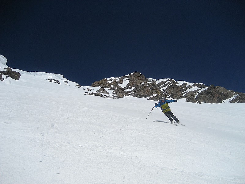 Col S de la Grande Balmaz : Gilles en action. On voit au dessus la sortie de droite par laquelle un surfeur est descendue aujourd'hui.
