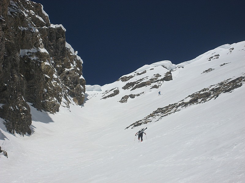 Col S de la grande Balmaz : Arrivée au col (à gauche). La sortie de droite, plus raide est en bonne condition.