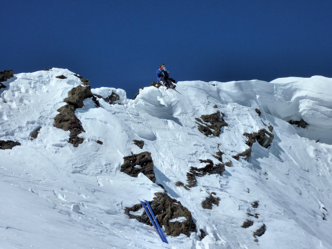 La pause au sommet : Une longue descente nous attend.