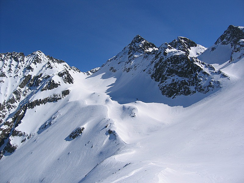 Le col de Morétan( point bas) : en montant le pilier de la Porte d'Eglise