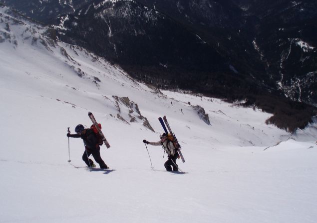 Aurouze 3 : 500 m de D+ sous le sommet continuer à skis devient compliqué ... il est temps de chausser les crampons