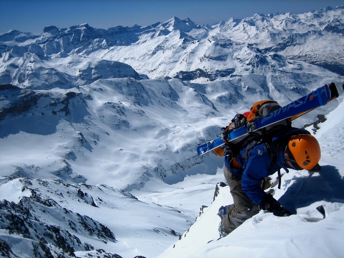 Couloir de Lentilla : Jérôme prend la pose à la sortie du couloir devant le cirque de Gavarnie