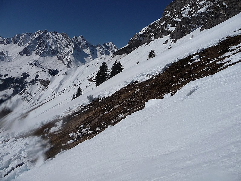 étale sud -blonnière est : une anciènne grosse coulée de fonds qui va s'agrandir d'ici demain ou après demain vu les températures annoncées.
Au loin la face EST de blonnière.
