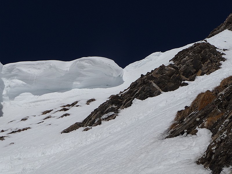 col sud : je me suis arrêté sous les rochers juste avant la petite partie en mixte (en haut à droite) puis redescente pour chausser le surf (peite plate forme en bas à gauche sur la photo)