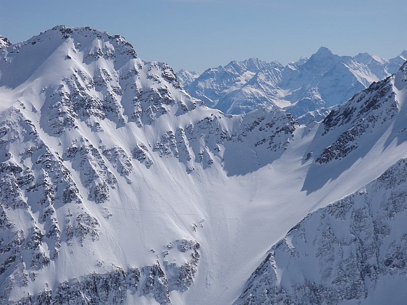 le mont Fourchon : deux skieurs descendent la face