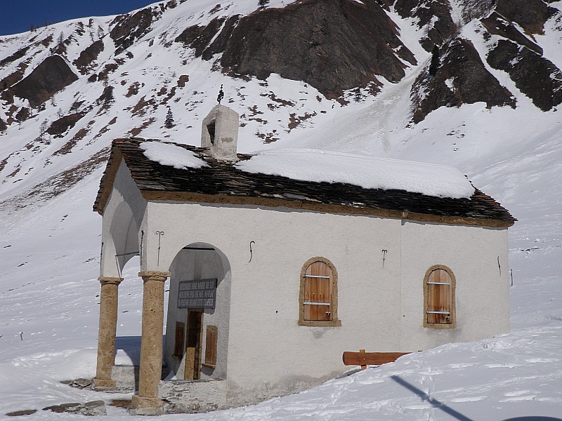 chapelle : mes pensées piégées par un retro tour du mont blanc; j'ai cru voir au sol un boulon perdu d'un bel édifice écroulé, pure construction de mon esprit romantique