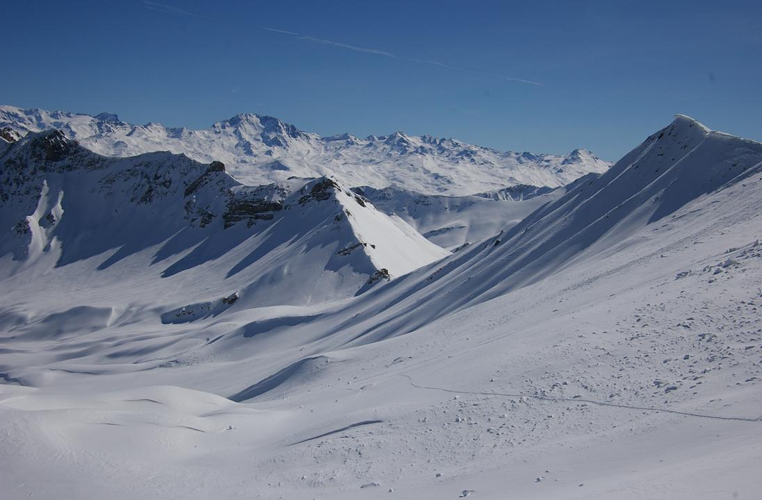 Descente sur Valbuche : Le large vallon de la Valbuche attend ses skieurs.