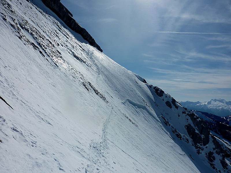 Mont Rachais face NW : La traversée pas vraiment décaillée à la descente.Chute interdite!