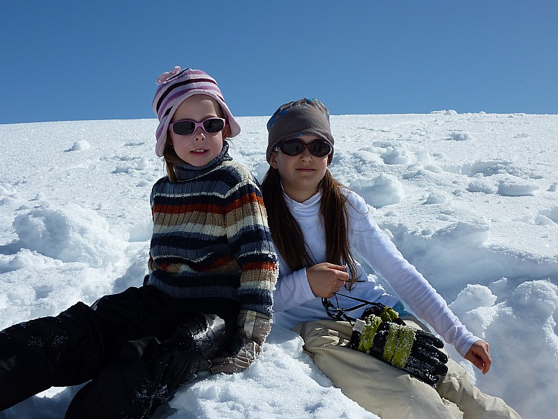 Cécile et sonia : 7 et 11 ans... Deux futures montagnardes qui adorent la neige! Bravo pour la montée!