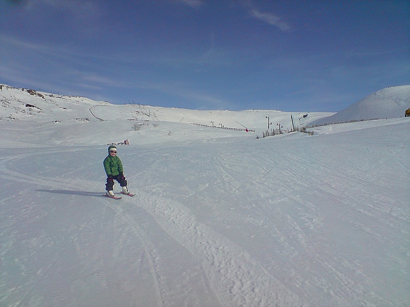 Descente : les pistes dammées juste pour la demoiselle, grands espaces et pas de risque de collision avec des hurluberlus