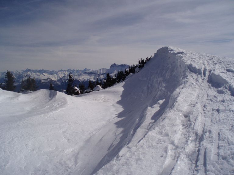 Barral2 : A gauche le versant N , ou nous allons passer pour longer la corniche par dessous. Il est gavé de neige avec des sapins enfouis !