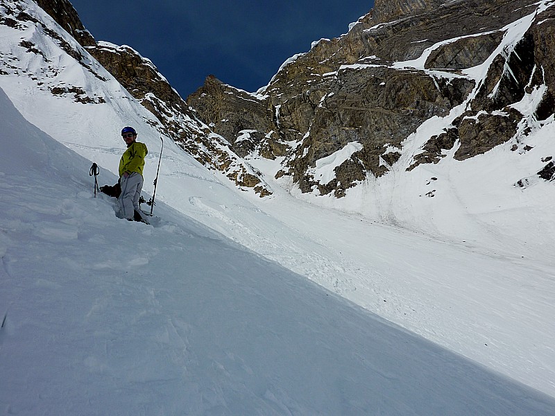 Couloir de la Coufa : Le goulet est bien rempli mais ça continue à parpiner. On s'arrêtera la.