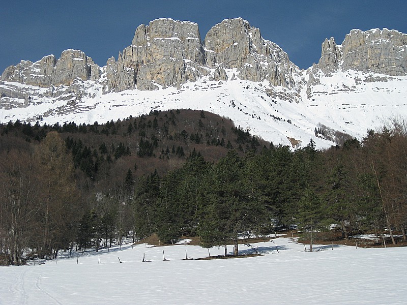La barrière Est du Vercors : Couloirs du Ranc Traversier à gauche et de la Peyrouse à droite