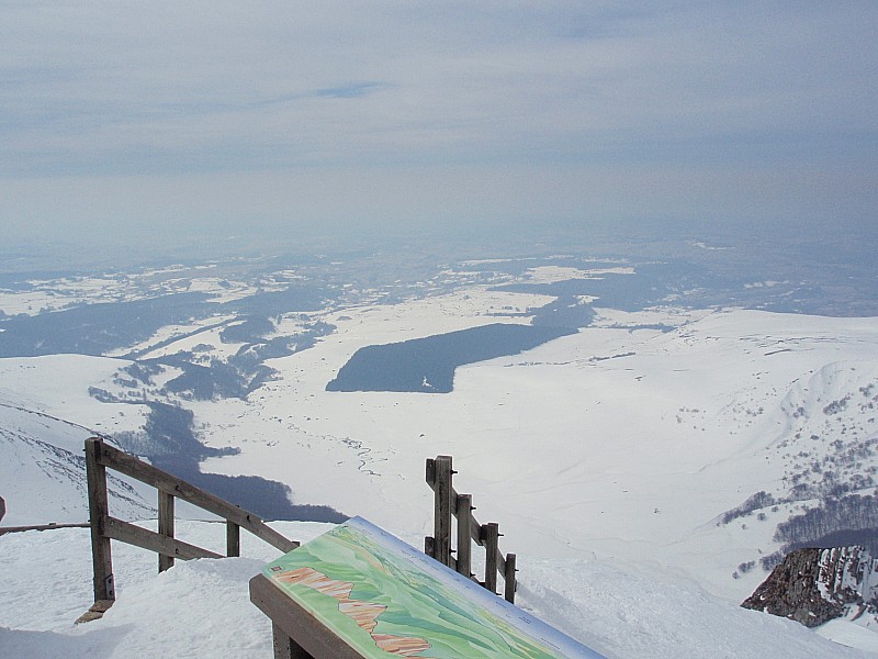 Vue du Puy de Sancy : au sommet vue vers la fontaine salée