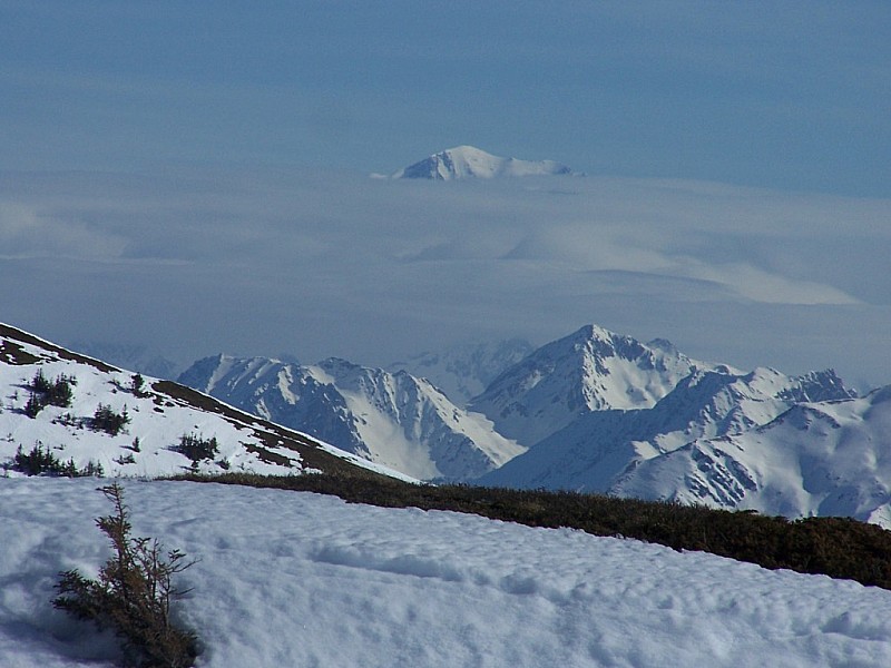 Pointe du Rognier-Grand Canal : Le Mont Blanc au dessus des nuages et du Beaufortain, vu du Chapotet.
