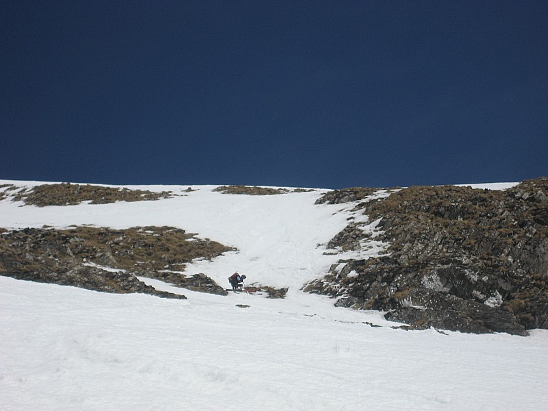 Grande Balmaz : Lemich fait un peu de végétal skiing, la diagonale commence à bien se déneiger
