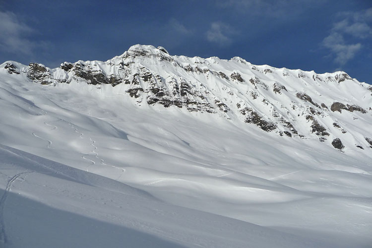 Finive : Une face un peu plus "humaine" depuis le petit col au pied de l'Oeil de Boeuf