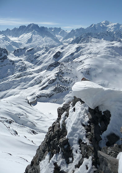 Finive : Vue plongeante sur le vieux Emosson