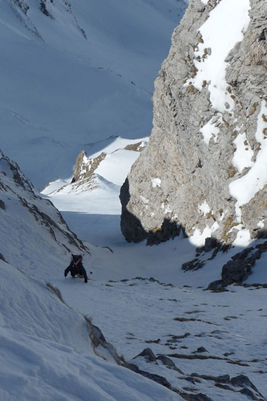 Pointe du Midi W : Pas assez de remplissage au sommet, chaussage au niveau du rocher de droite vers la personne