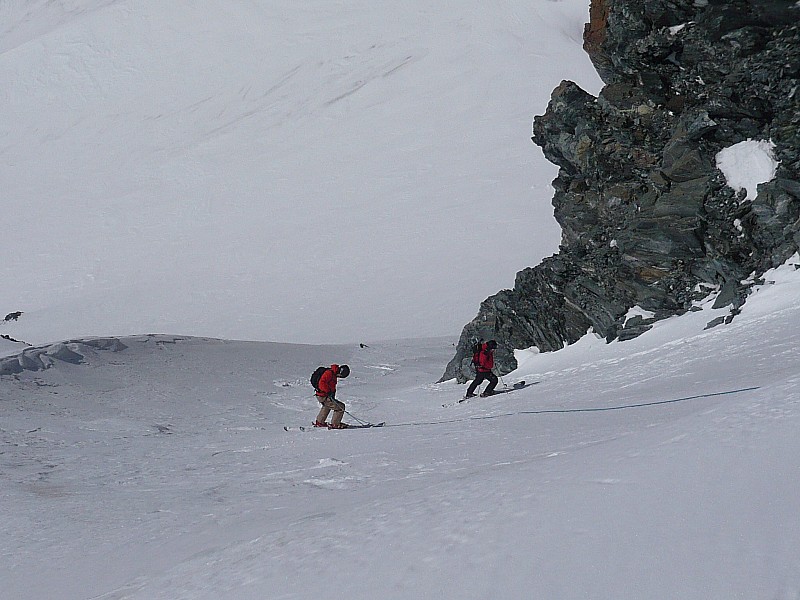 descente adler : début de la descente de l'adlerpass vers zermatt.
c'est raide sur 10 m