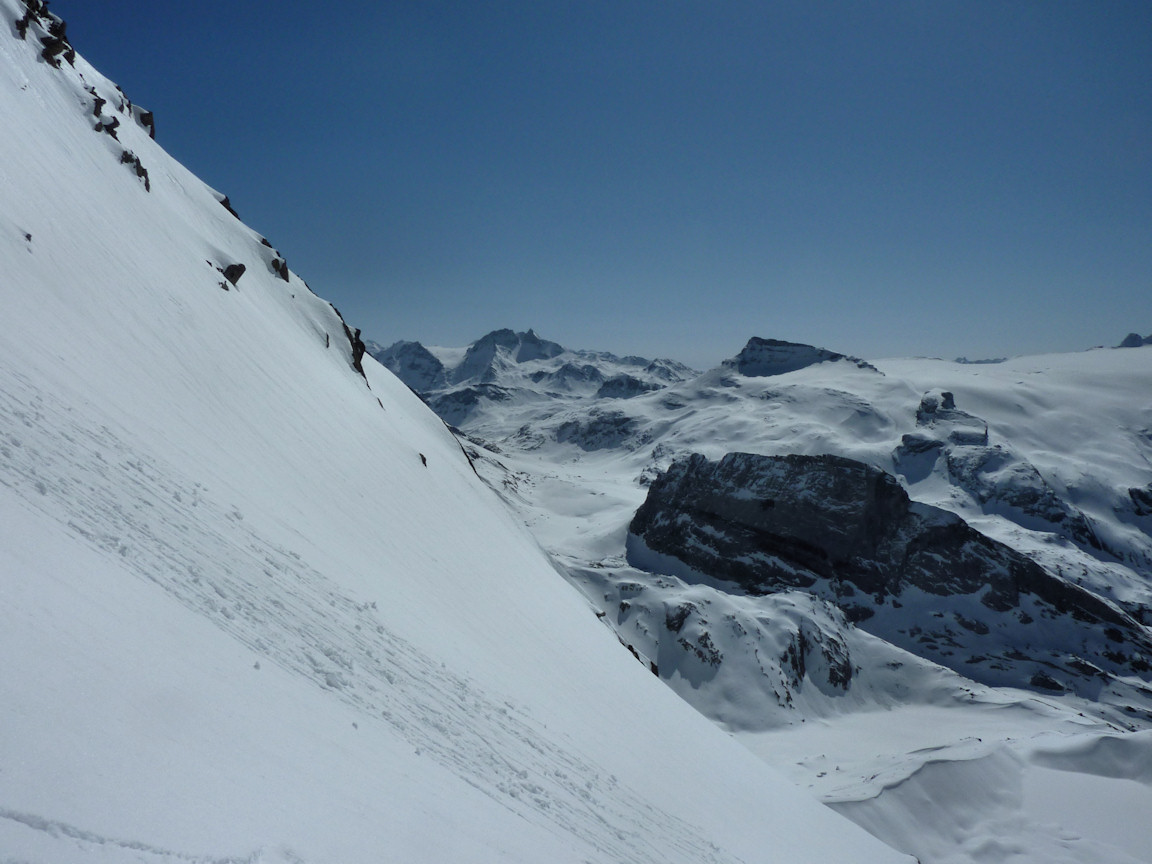 Dans la pente : Vers le SE : Grand Roc Noir, La Rechasse et l'Aiguille de la Vanoise.