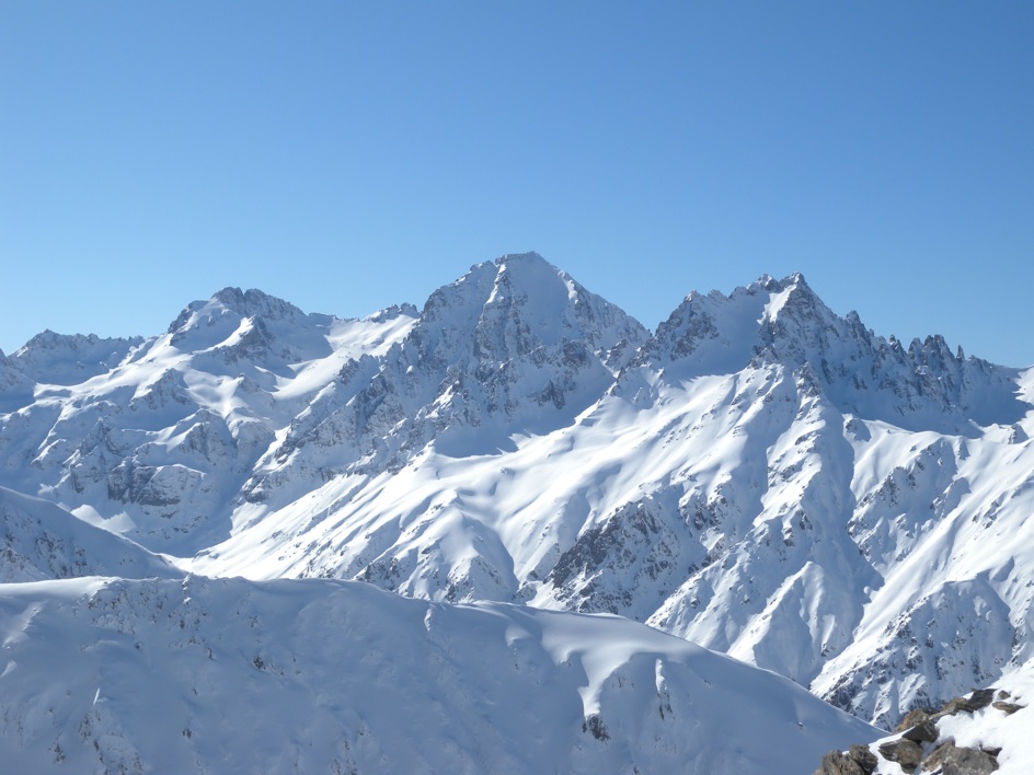 Le sommet du massif Kaçkar (3982m si mes souvenirs sont bons)... On devine un magnifique couloir orienté E en diagonale dans la face...