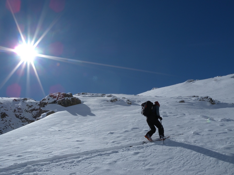 Juste avant le débinage pour gros doute nivo sur les pentes surplombant ce vallon tentant...