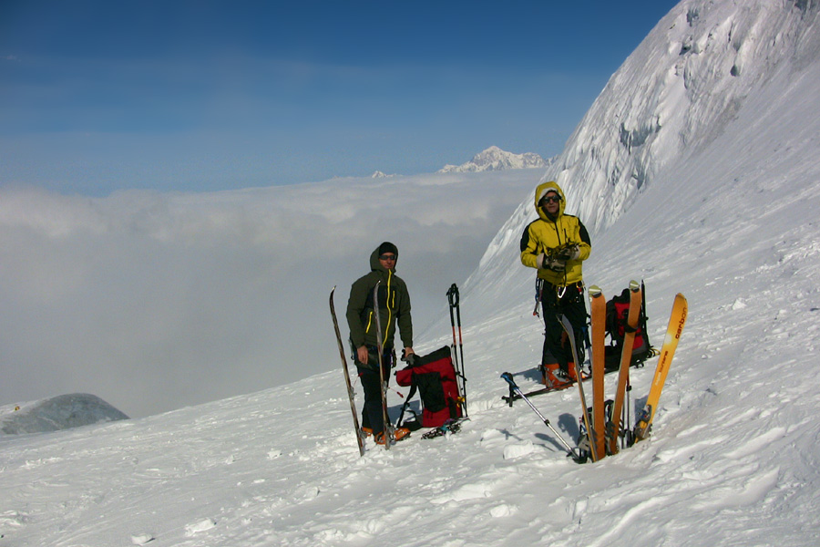 Fais pas chaud !  on laisse les skis à 3850m, il y a un passage en glace un peu plus haut, le Mt Blanc en A/R plan
