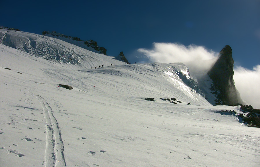 Les cordées sous la calotte glacière du sommet et le Becca di Moncorvé