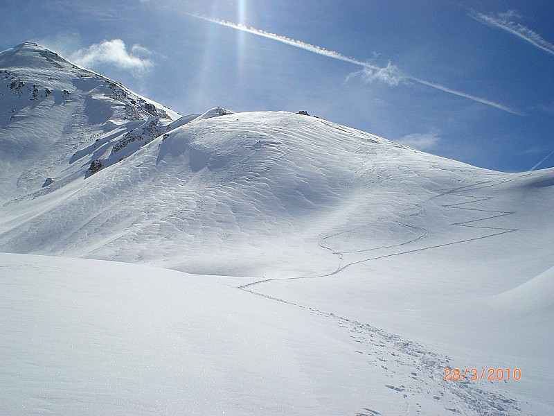 Clot la Cime : La trace s'arrête au col des Ourdeis. Pas mal de vent sur la crête du Clot la Cime.