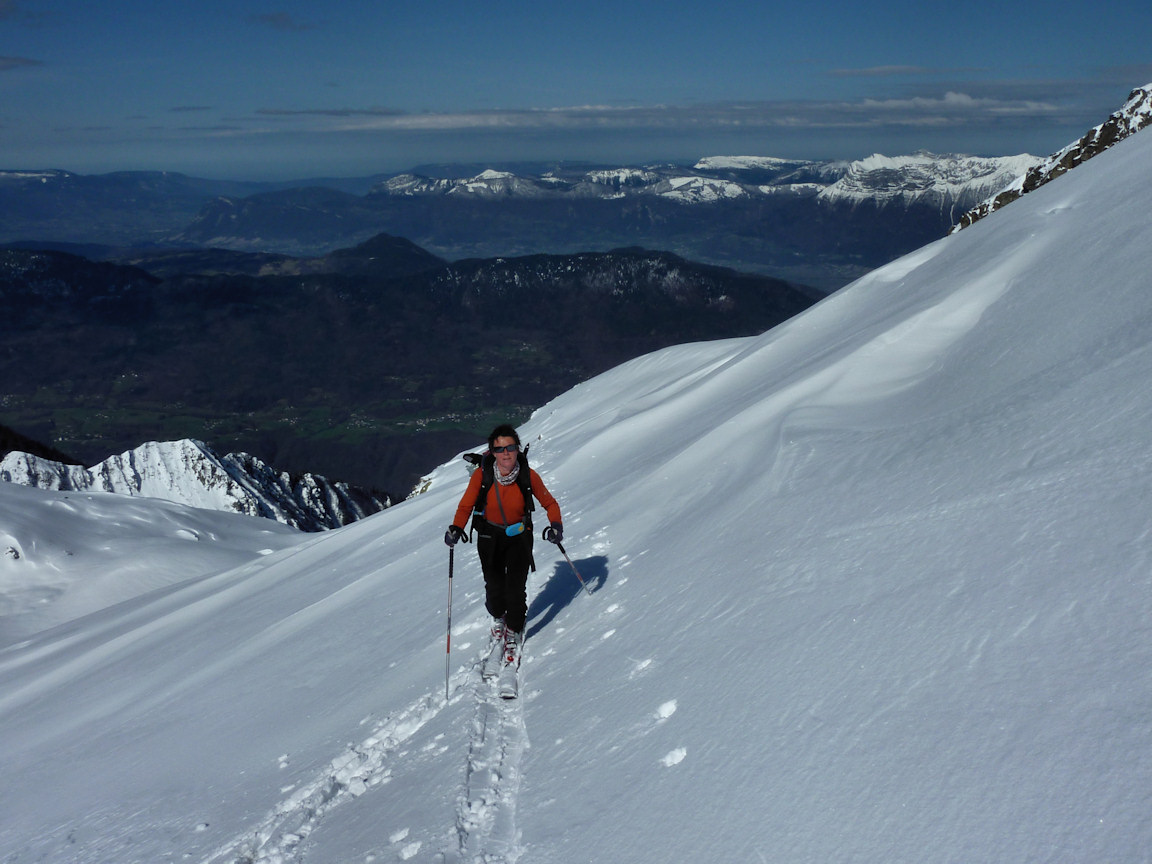 Marinette dans la trace : Devant les sommets des Bauges qui ont repris une parure hivernale.