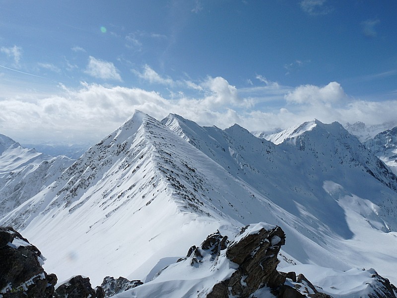Col du Goléon : Le col en contrebas. Au second plan, Pointe des Lauzettes et Pic des 3 évêchés.