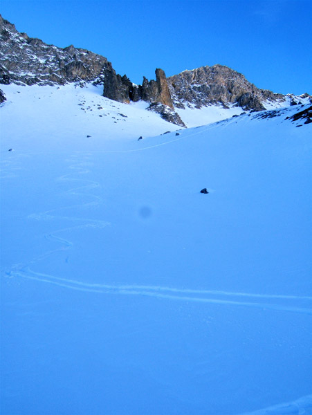 Mt Cervèt : Petit Castello avec de la poudreuse, au fond à droite le Pas de Cervèt avec neige transformée.