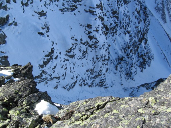 Vue depuis un tas de caillasse : Notre trace de montée... non non on n'était pas bourrés !