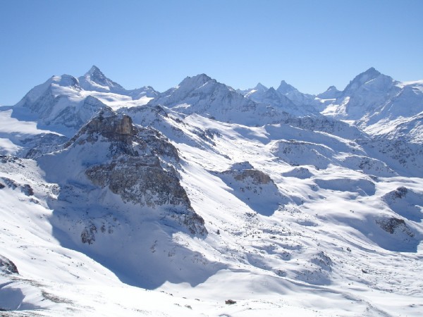 Les 4000 du Valais : De droite à gauche, Dent Blanche, Dent d'Hérens, Cervin, Ober Gabelhorn, Diablons, Weisshorn et Bishorn (sauf erreur...)