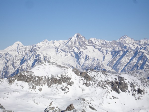 Panorama de l'Oberland : Depuis Le Toûno, vue sur quelques sommets de l'Oberland bernois